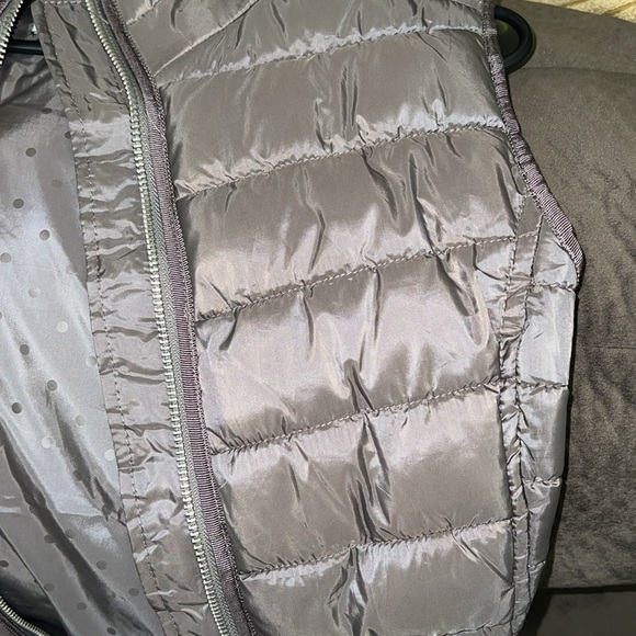 Light weight puffer vest size 4 - Picture 3 of 5